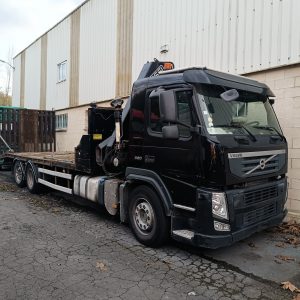 CAMION VOLVO FM 38 6X2 PORTA MAQUINARIA + GRUA FASSI F235