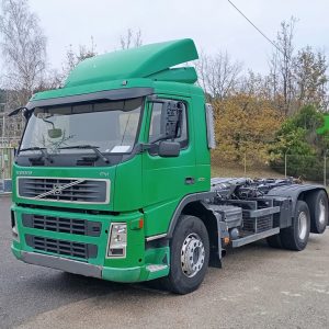 CAMION VOLVO FM 400 6X2 CON EQUIPO DE GANCHO