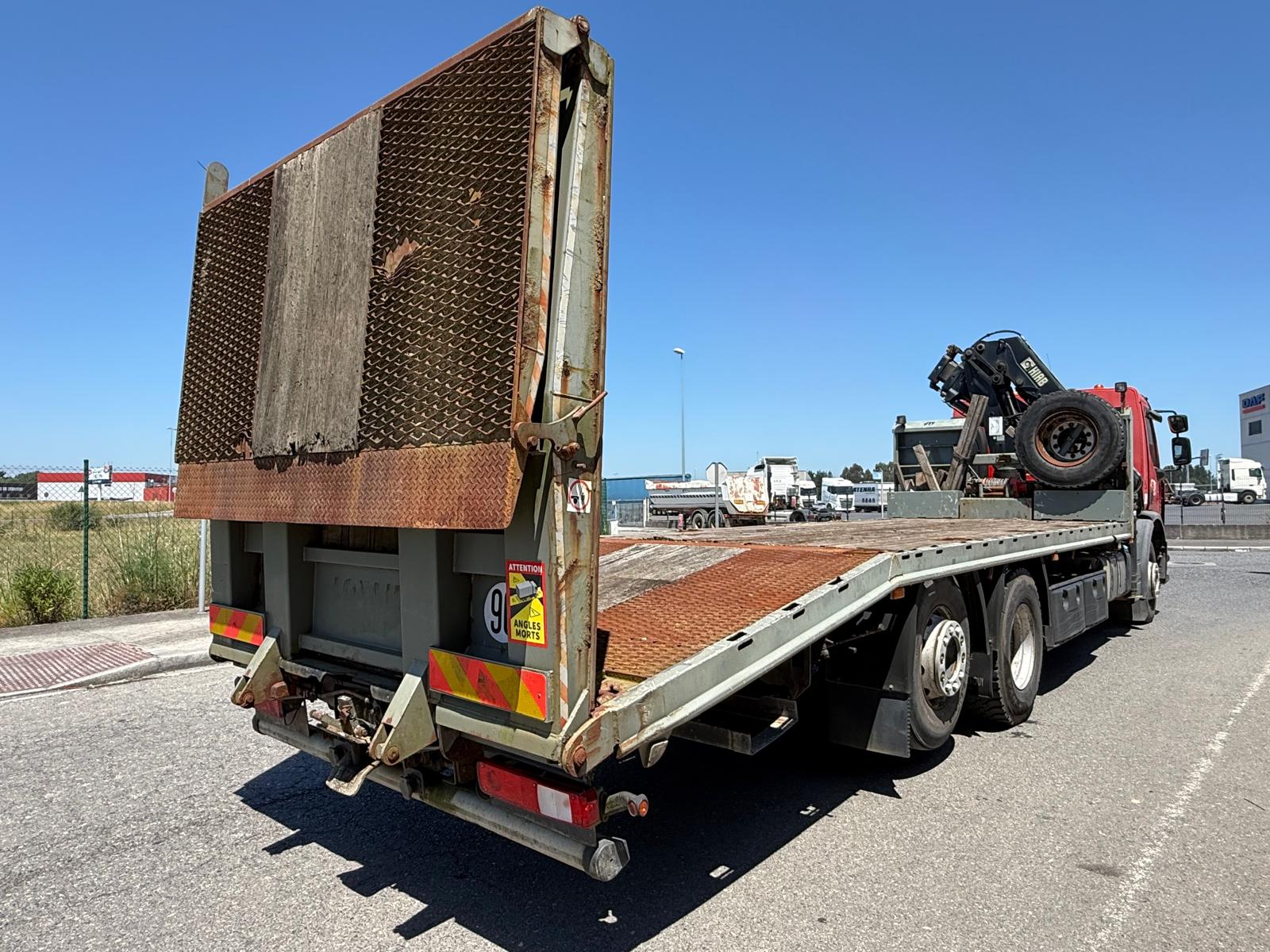 CAMION RENAULT LANDER 380 CV 6X2 PORTA MAQUINARIA - Imagen 2