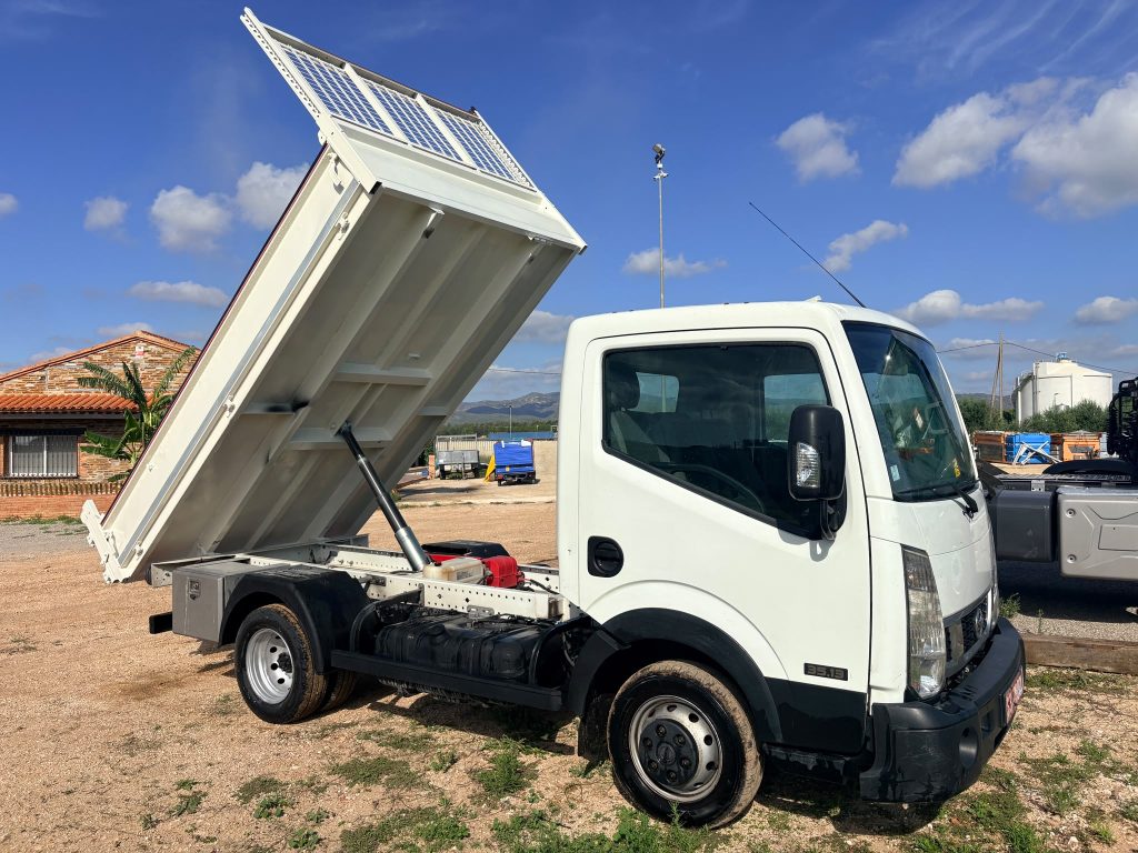 CAMION NISSAN NT 400 BASCULANTE